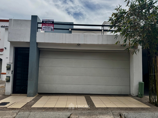 Casa en Venta en Valle Alto - Frente al Parque