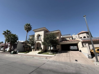 Casa de lujo en venta en Encordada Santa Fe Chihuahua con vista al campo de golf – 635 m² construcción