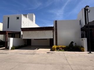 CASA EN VENTA DE UN PISO AL SURPONIENTE DE AGUASCALIENTES SANTA MONICA