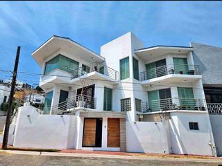 Residencia en esquina con 2 departamentos a 2 cuadras del Club Britania en Venta