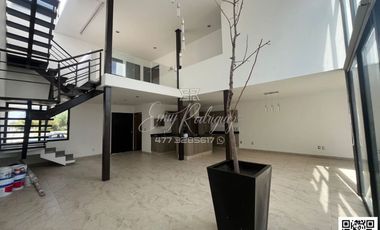 CASA EN VENTA, MAYORAZGO. León,Gto; 3 REC. ROOF GARDEN, MODERNA, EQUIPADA, DE LUJO.