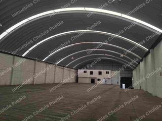 Bodega de uso industrial en renta, cuenta con andén de carga y descarga, luz trifásica, oficinas en 2 niveles, entrada para tráiler, zona de industrial de Puebla a 5 minutos de Volkswagen, ideal para CEDIS en Puebla.