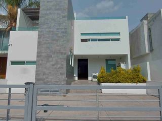 AMPLIA CASA EN VENTA CON RECAMARA EN PLANTA BAJA. EN EL REFUGIO, QUERETARO. CERCA DE CENTROS COMERCIALES
