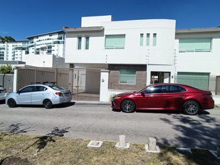 ENORME CASA EN RENTA EN MILENIO Querétaro, 3 recamaras cada una con baño de oportunidad !