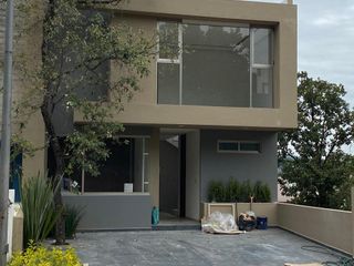 Casa en venta en coto Alpes en Vistas Altozano de 3 Niveles