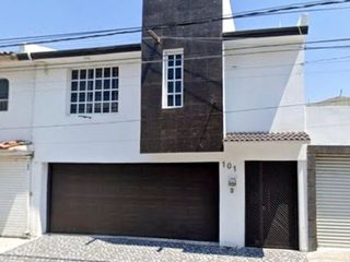 CASA EN GUANAJUATO, MUY AMPLIA, CUENTA CON TODOS LOS SERVICIOS Y AMENIDADES