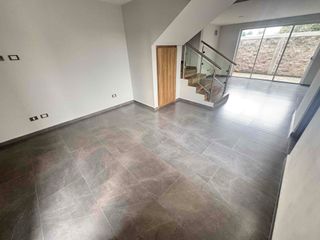 Casa en VENTA METEPEC, a 07 minutos de Galerias Metepec, estudio y family room.