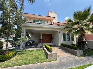Casa Única en Esquina Frente a Parque, Amueblada | 4 Recámaras | Terraza con Asador & Jacuzzi | en Jardín Real