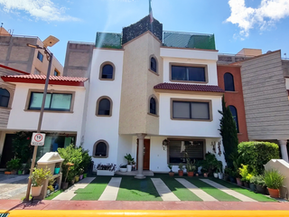 Casa de 3 niveles en privada. atrás del Vergel de Arboledas