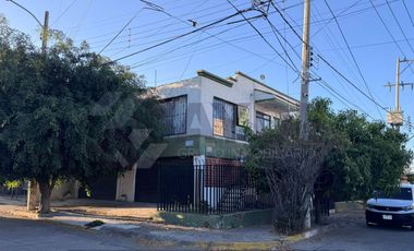 CASA EN VENTA CON LOCALES COMERCIALES EN AURELIO GONZÁLEZ 1971