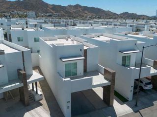 Casa en venta de 3 recámaras en Cerrada del Prado Hermosillo con terraza y amenidades