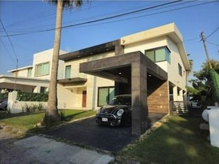 CASA EN VENTA EN  LOMAS DE COCOYOC, CON JARDIN PRIVADO, ALBERCA Y TERRAZA