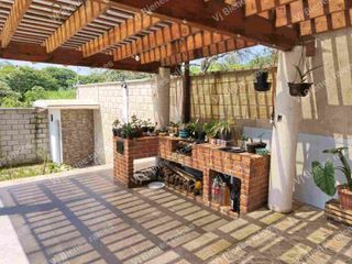 CASA  EN VENTA  CON  HERMOSO JARDIN DE  Y CASA DE UN PISO