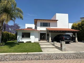 RENTA RESIDENCIA EN EL CAMPANARIO,Doble terreno,4 recamaras c/u con baño,sala TV