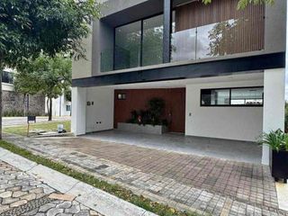 Casa en Parque Cuernavaca – 4 recámaras, cochera 3 autos y jardín privado