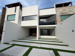 CASA EN VENTA PACHUCA ARBOLEDAS DE SAN JAVIER 5TA SECCIÓN, CON 4 RECÁMARAS, ROOF, 160 M2 TERRENO