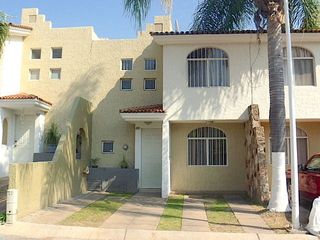CASA EN RENTA - COTO REAL DE SANTA ANITA