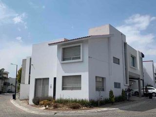 Renta Casa en esquina en Lomas de Angelópolis