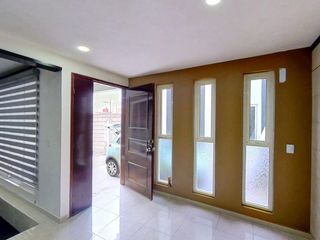 Casa de 3 pisos con excelentes espacios