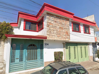 CASA EN PUEBLA SUPER AMPLIA, ACABADOS DE LUJOS, CUENTA CON TODOS LOS SERVICIOS Y AMENIDADES.