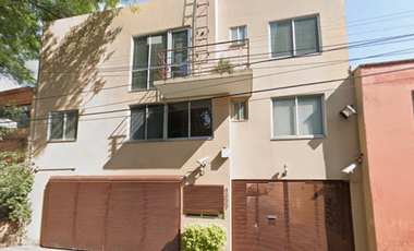 Casa cerca de vialidades como Calzada de Tlalpan, Eje Central y Río Churubusco, transporte cerca como metro Portales, cerca de Plaza Universidad.