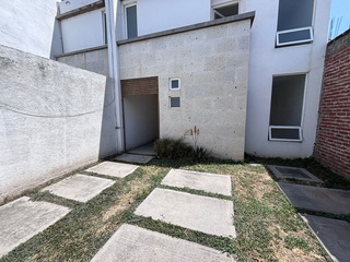 TITANIO RESIDENCIAL CSA VTA 3 REC. SALA COMEDOR COCINA  PATIO SERVICIO 3 BAÑOS 2 ESTACIONAMIENTOS ACCESO CONTROLADO  AREAS VERDES