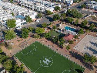 Casa en venta de 3 recámaras en Villa Merlot Residencial Hermosillo con patio amplio y cerrada con alberca