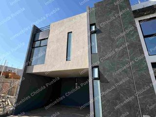 Residencia de 4 habitaciones, una de ellas en planta baja en fraccionamiento cerrado con amenidades como gimnasio, área infantil, terraza, sala para eventos, casa con roof garden.
