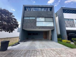 Casa seminueva en Parque Baja California – Cava, isla de granito y roof garden con pergolado