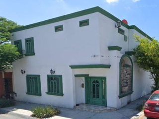 CASA EN MONTERREY, MUY AMPLIA, ACABADOS DE LUJO, CUENTA CON TODOS LOS SERVICIOS Y AMENIDADES.