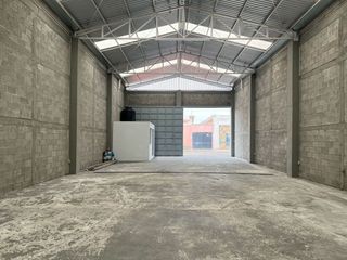 BODEGA SEMINUEVA EN VENTA 🚨  📍 Excelente ubicación sobre la salida a Salamanca, a solo unos metros de la glorieta a Erandeni.