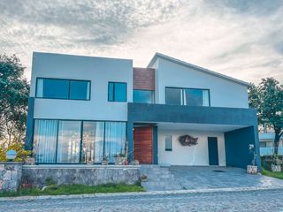 CASA EN VENTA UBICADA EN ESQUINA CON VISTA AL LAGO EN HARAS DEL BOSQUE