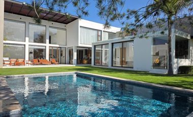 VENTA DE RESIDENCIA EN EL BOSQUE CON ALBERCA