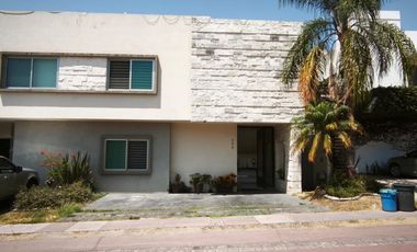 Casa en venta en La Rioja, Tlajomulco de Zuñiga cerca de Santa Anita