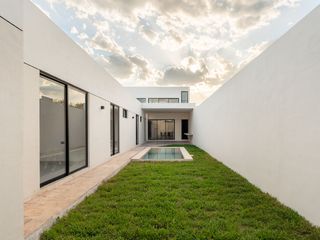 CASA MODERNA NUEVA C/ ALBERCA, 3 REC, GRAN TERRENO, NORTE DE MERIDA, YUCATAN