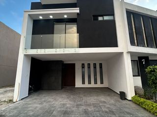 RENTA DE CASA NUEVA EN LA ANTIGUA CEMENTERA, PUEBLA, CUATRO RECAMARAS, SALA DE TV Y ROOF GARDEN