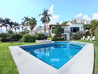 CASA DE 2 NIVELES EN LOMAS DE COCOYOC CON ALBERCA Y JACUZZI EQUIPADA CON CALDERA