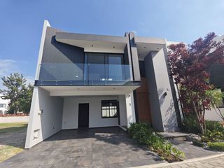 Residencia remodelada en venta con 4 recámaras en Parque Foresta Retama 5, Lomas de Angelópolis