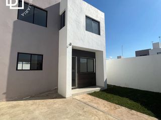 Casa en renta en Cholul, Mérida con gran jardín y portón cerrado