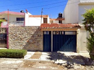 CASA EN PUEBLA SUPER AMPLIA, ACABADOS DE LUJOS, CUENTA CON TODOS LOS SERVICIOS Y AMENIDADES.