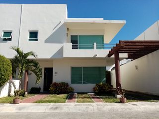 Casa en renta en renta en Ciudad del Carmen  📍𝐔𝐛𝐢𝐜𝐚𝐜𝐢ó𝐧: Calle Palma Rosa Fracc. Las Palmas 𝙰𝙼𝚄𝙴𝙱𝙻𝙰𝙳𝙰 𝙾 𝚂𝙸𝙽 𝙰𝙼𝚄𝙴𝙱𝙻𝙰𝚁
