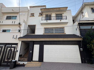 Casa en venta en San Jerónimo 4to Sector, Monterrey | 3 niveles y 330 m²
