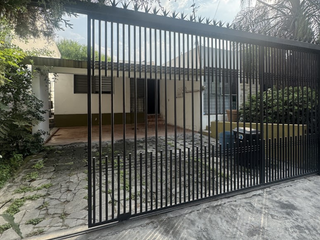 Casa en venta en Cumbres 1er Sector Monterrey con terreno amplio de 494 m²