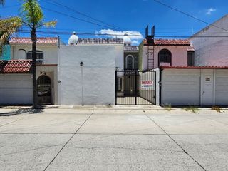 Casa en Venta al Poniente de Aguascalientes Fracc Villas de las Canteras Sobre Avenida Principal