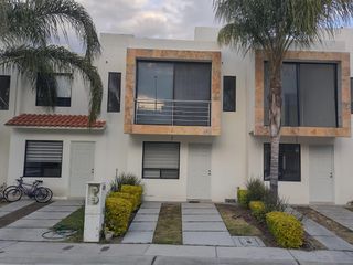 Casa en renta en condominio con alberca a 25 minutos del Centro