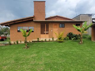 Renta de casa nueva con jardín