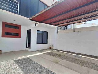 Se renta casa en San Francisco Tutla con 3 recámaras,  estudio,  terraza y cochera techada