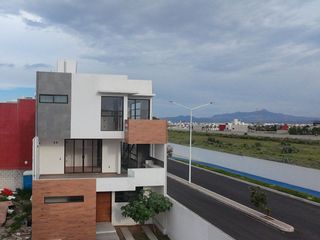 Casa de 4 Recámaras en Residencial Explanada Sur | 240 m² de Construcción | $4.3 M