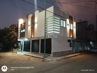 Departamento con Locales comerciales en esquina.