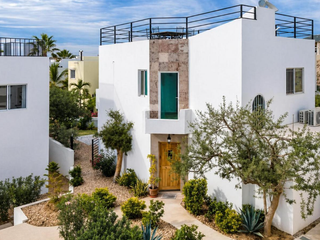 CASA EN LOS CABOS MUY AMPLIA CUENTA CON TODOS LOS SERVICIOS Y AMENIDADES.